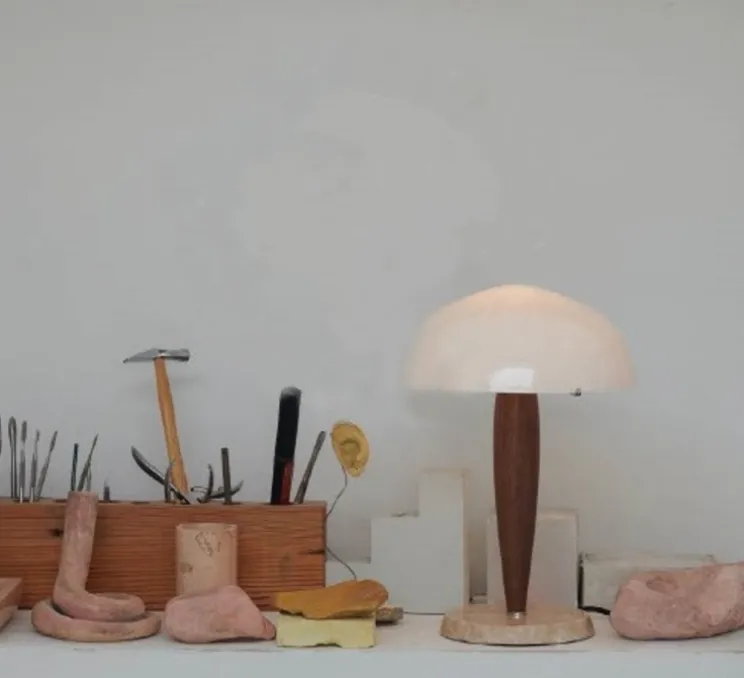 Lampe à poser, Herman SHY3, noyer et marbre crème, Ø25cm, H36cm - Andtradition