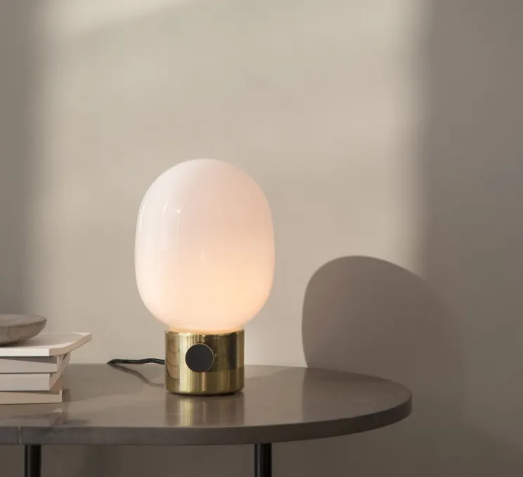 Lampe à poser, JWDA , laiton poli, opalin brillant, Ø17cm, H29cm - Audo Copenhagen