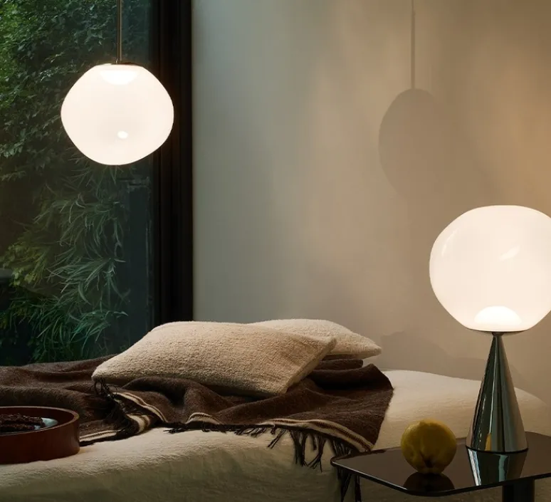 Lampe*Tom Dixon Lampe à poser, Melt Cone Fat, , LED, dim, 3000K, 800 lm, Ø25cm, H64,5cm - opal, argent