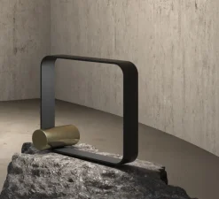 Lampe*Tooy Lampe à poser, Nastro 563.32, , IP40, LED, dim, 2700K, 2000 lm, L22cm, H41cm - noir texturé, laiton brossé