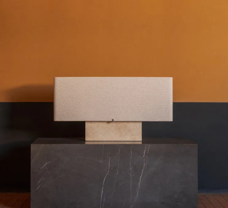 Lampe à poser, Nonna, Travertin, abat-jour sable, L56,5cm, H30cm - Audo Copenhagen