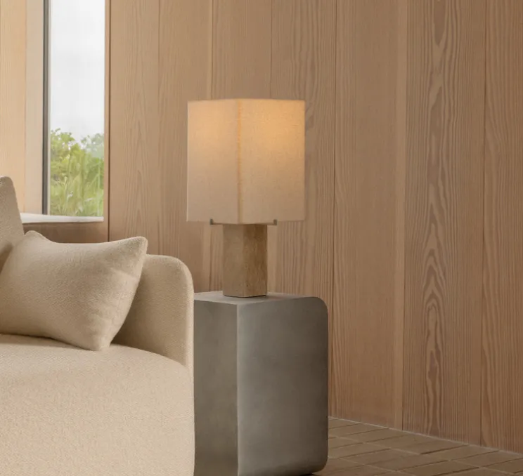 Lampe à poser, Nonna, Travertin, abat-jour sable, Ø23,5cm, H49cm - Audo Copenhagen