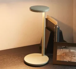 Lampe*Flos Lampe à poser, Oblique Qi, vert sauge, LED, dim, 2700K, 479 lm, Ø15,5cm, H35cm - vert d'eau