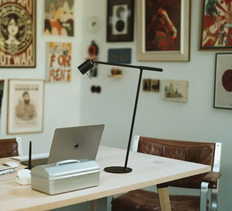 Lampe*Tonone Lampe à poser, One + Desk, , LED, dim, 2700K, 245 lm, L38cm, H57,7cm - noir