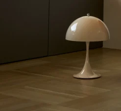 Lampe*Louis Poulsen Lampe à poser, Panthella 250, , Ø25cm, H34,6cm - beige opale