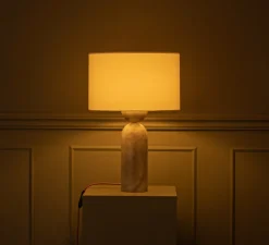 Lampe à poser, Peona, Albâtre Tobacco, câble noir, Ø40cm, H61cm - Simone & Marcel