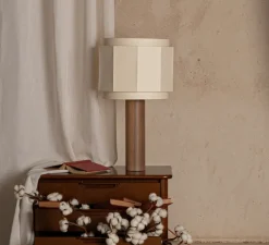 Lampe*Simone & Marcel Lampe à poser, Pipo Okla, , Ø35cm, H60cm - noyer, câble noir