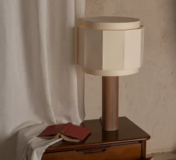 Lampe*Simone & Marcel Lampe à poser, Pipo Okla, , Ø35cm, H60cm - noyer, câble noir