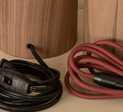 Lampe*Simone & Marcel Lampe à poser, Pipo Okla, , Ø35cm, H60cm - noyer, câble noir