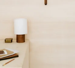 Lampe*An°so Lampe à poser, Simone Petite, Bois noyer & blanc, Ø18cm, H33cm - Bois noyer & blanc