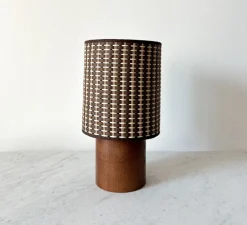 Lampe*An°so Lampe à poser, Simone Petite, Bois noyer & raphia marron et beige, Ø18cm, H33cm - Bois noyer & raphia marron et beige