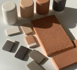 Lampe*Pott Lampe à poser, Terra Big, , IP44, LED, dim, 2700K, 1000 lm, Ø37,2cm, H48,2cm - blanc/lignes, chocolat/lignes, rouge/lignes