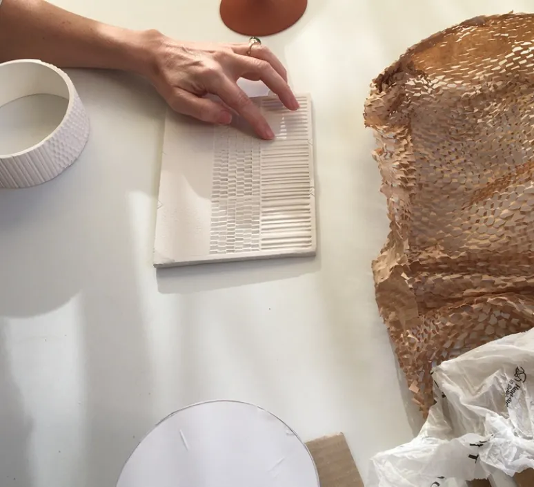 Lampe*Pott Lampe à poser, Terra Big, , IP44, LED, dim, 2700K, 1000 lm, Ø37,2cm, H48,2cm - chocolat/carve, chocolat/sablé, blanc/sablé