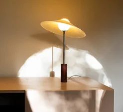 Lampe*Atelier Robotiq Lampe à poser, Tilt, , Ø30cm, H42cm - abat-jour ruban jaune, base rouge brun