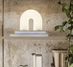 Lampe*Ferm Living Lampe à poser, Vuelta, , LED, 2700K, 265lm, L21,4cm, H21,6cm - verre opal blanc, laiton