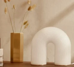 Lampe*Ferm Living Lampe à poser, Vuelta, , LED, 2700K, 265lm, L21,4cm, H21,6cm - verre opal blanc, laiton