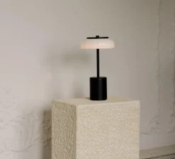 Lampe*Nuura Lampe, Baladeuse, Blossi Portable Mini, , IP65, LED, dim, 2700K, 230 lm, Ø14cm, H26,2cm - noir, opal