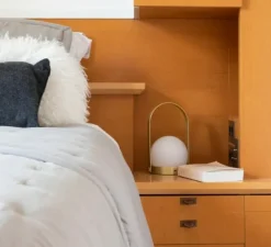 Lampe*Audo Copenhagen Lampe, baladeuse, Carrie, , LED, dim, 2700K, 380 lm, Ø13,5cm, H24,5cm - laiton brossé