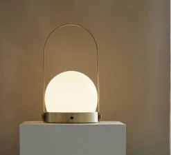 Lampe*Audo Copenhagen Lampe, baladeuse, Carrie, , LED, dim, 2700K, 380 lm, Ø13,5cm, H24,5cm - laiton brossé