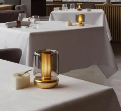 Lampe*Humble Lampe, Baladeuse, Firefly, , IP65, Ø8,6cm, H11,8cm - laiton, verre fumé