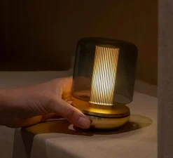 Lampe*Humble Lampe, Baladeuse, Firefly, , IP65, Ø8,6cm, H11,8cm - laiton, verre fumé