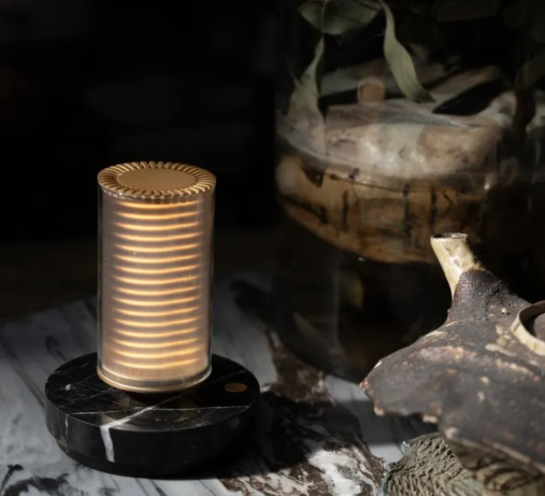 Lampe*DCW éditions Paris Lampe, Baladeuse, Frechin à table, , LED, dim, 2200K, 100 lm, Ø13cm, H16,6cm - marbre noir, finition or