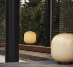 Lampe*Louis Poulsen Lampe, Baladeuse, VL 45 Radiohus, , IP44, LED, dim, 2000-2700K, lm, Ø17,5cm, H27,5cm - Laiton noir, verre brillant jaune pâle