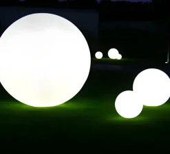 Lampadaire*Slide Lampe de table ou lampadaire de jardin avec fixation au sol, Globo 40, mat, IP55, Ø40cm - blanc