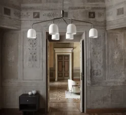 Suspension*Gubi Lustre 6 bras, Howard, , L133,6cm, H60,4cm - blanc, laiton