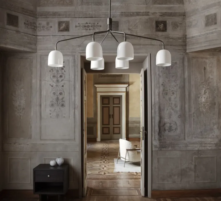 Suspension*Gubi Lustre 6 bras, Howard, , L133,6cm, H60,4cm - blanc, laiton