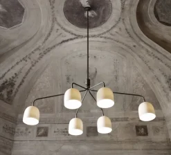 Suspension*Gubi Lustre 6 bras, Howard, , L133,6cm, H60,4cm - blanc, laiton