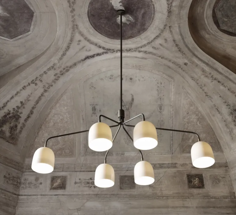 Suspension*Gubi Lustre 6 bras, Howard, , L133,6cm, H60,4cm - blanc, laiton