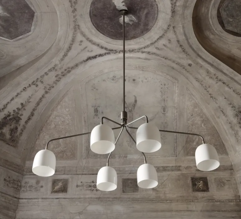 Suspension*Gubi Lustre 6 bras, Howard, , L133,6cm, H60,4cm - blanc, laiton