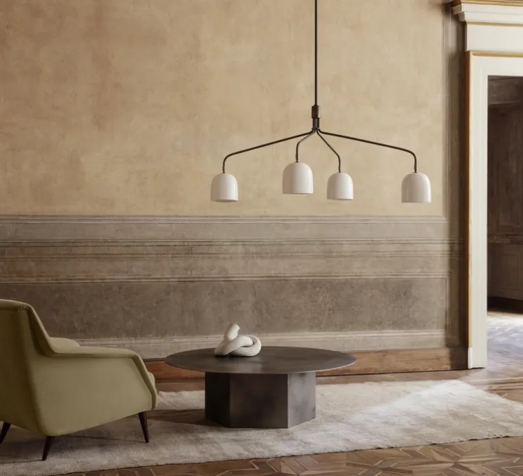 Lustre 4 bras, Howard Long, blanc, laiton, L133,6cm, H60,4cm - Gubi