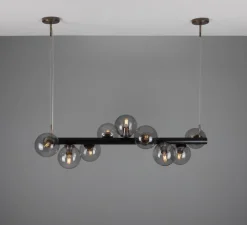 Lustre, Moriarty, noir mat, laiton antique, globe fumé, L127cm, H144,5cm - Mullan Lighting