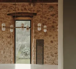 Suspension*Contain Lustre, Nuvol 10, , L270cm, H20cm - laiton brossé, verre brillant