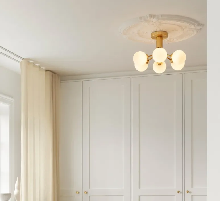 Plafonnier & Spot*Nuura Plafonnier, Apiales 6, , L50cm, H29cm - laiton, verre opalin