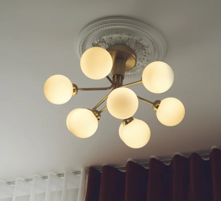 Plafonnier & Spot*Nuura Plafonnier, Apiales 9, , Ø59,5cm, H39,9cm - laiton brossé, verre opalin