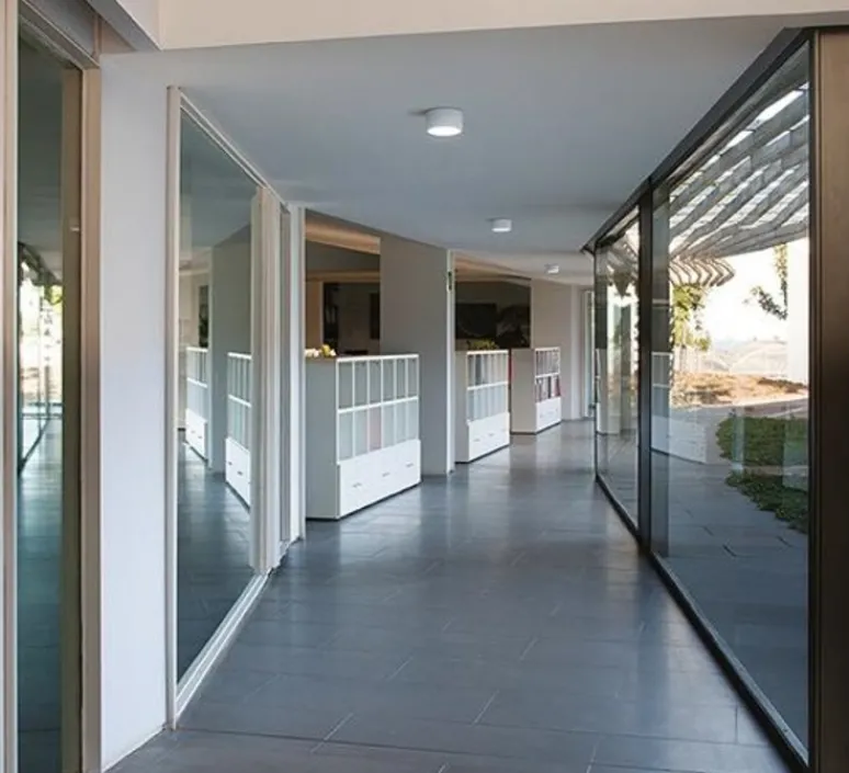 Plafonnier & Spot*Vibia Plafonnier, Domo 8200, laqué blanc mat à l'intérieur, laqué blanc mat à l'extérieur, LED, 2700K, 598 lm, Ø18,5cm, H9cm - laqué blanc mat à l'intérieur, laqué blanc mat à l'intérieur