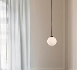 Suspension*Nuura Suspension, Apiales 1, Large, , Ø20cm, H31,6cm - noir satin, verre opalin