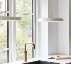 Suspension*Umage Suspension, Asteria Medium plus, , LED, 2400-2700-3000K, 1600lm, Ø43cm, H14cm - blanc perle et laiton