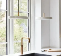 Suspension, Asteria Mini Plus, blanc perle et laiton, LED, 2400-2700-3000K, 1200lm, Ø31cm, H10.5cm - Umage