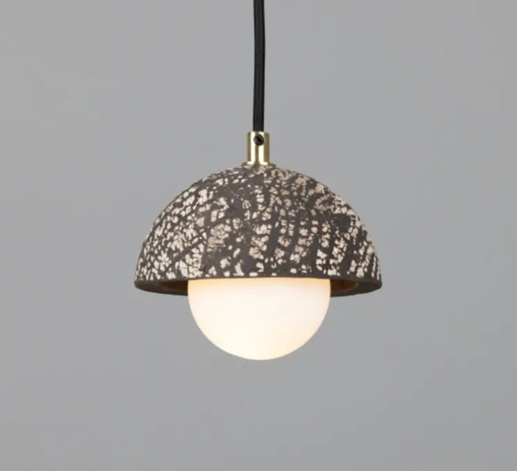 Suspension, Ferox, argile noire, laiton poli, Ø14cm, H15cm - Mullan Lighting