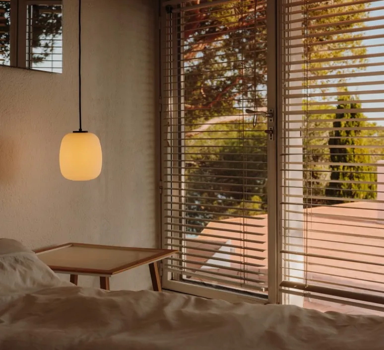 Suspension*Santa & Cole Suspension, Globo Cesta, , Ø27cm, H34cm - noir mat et verre opalin