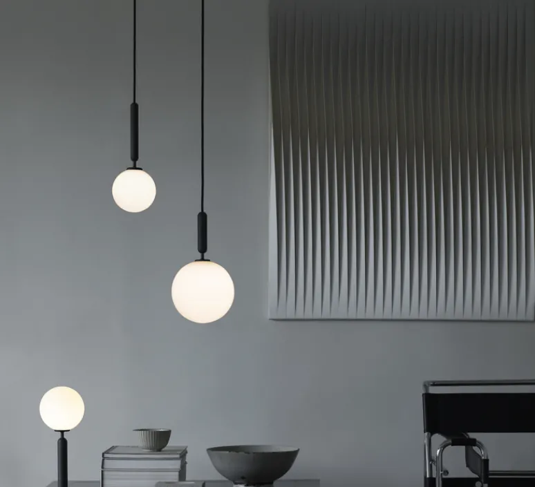 Suspension*Nuura Suspension, Miira 1 large, noir, globe opalin, Ø20cm, H35,3cm - noir, blanc opalin