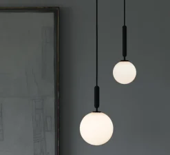 Suspension*Nuura Suspension, Miira 1 large, noir, globe opalin, Ø20cm, H35,3cm - noir, blanc opalin
