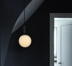 Suspension*Nuura Suspension, Miira 1 large, noir, globe opalin, Ø20cm, H35,3cm - noir, blanc opalin