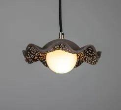 Suspension*Mullan Lighting Suspension, Rivale, , globe opalin, Ø21cm, H8,5cm - argile noire, argent antique