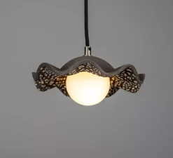 Suspension*Mullan Lighting Suspension, Rivale, , globe opalin, Ø21cm, H8,5cm - argile noire, argent antique