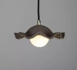 Suspension*Mullan Lighting Suspension, Rivale, , globe opalin, Ø21cm, H8,5cm - argile noire, argent antique